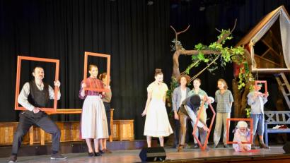 Bild: fjo
Beste Unterhaltung bieten (von rechts) Neele Meier (als Michel), Mia Puhane (Klein Ida), Marie Tölzer, Josepha Reber, Julian Struck (Alfred), Vincent Poschenrieder, Theresa Weidhas (Lina), Jana Tölzer, Sophia Janner (Alma) und Max Hegner (Anton).