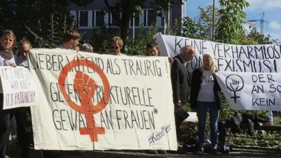 Bild: ca
Maria-Elisabeth und Johannes Lösche inmitten von Freunden und Familienangehörigen am Tag der Urteilsverkündigung vor dem Justizpalast Bayreuth. Sie alle haben den Eltern der ermordeten Sophia, die wie ihr Sohn Andreas Nebenkläger waren, die Kraft gegeben, den Prozess auszuhalten.
