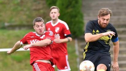 Bild: A. Schwarzmeier
Der zweifache Torschütze Peter Dollhopf (links) versucht, Sebastian Brand vom TSV Kastl an einer Flanke zu verhindern. Aus: SpVgg Neustadt/Kulm – TSV Kastl 2:1.