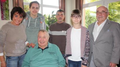 Bild: kro
Josef Brandl (sitzend) feierte seinen 85. Geburtstag. Dazu gratulierten (von links) Tochter Doris, Enkel Jonas, Sohn Josef, Enkelin Sophie und 3. Bürgermeister Ernst Bayer.