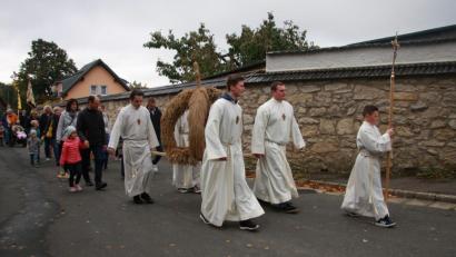Bild: wro
Ziel des Kirchenzuges war die Wallfahrtskirche "Maria Hilf". Begleitet wurde die Erntekrone von einer kleinen Fahnenabordnung sowie den Buben und Mädchen aus der Pfarrei.
