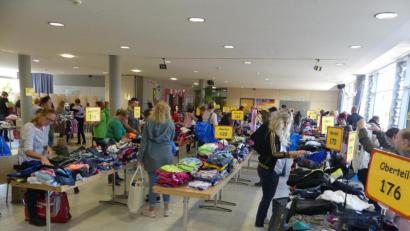 Bild: rn
Bekleidung in den Größen von 50 bis 176 liegt gut sortiert zum Kauf bereit. Der Herbst-/Winter-Flohmarkt hat sich inzwischen zu einem internationalen Treffpunkt gemausert.