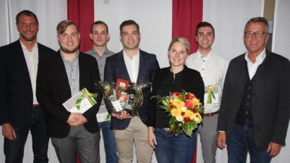 Bild: kro
Jugendbeauftragter Huberth Rosner (links) und Bürgermeister Franz Stahl (rechts) dankten den scheidenden Jugendratssprechern Jonas Prauschke (Zweiter von links), Tobias Rosnitschek (Vierter von links) und Johannes Klinger (Sechster von links). Als Nachfolger von Rebecca Müller (Fünfte von links) als Ansprechpartner seitens der Stadt wurde Nico Wiesend (Dritter von links) vorgestellt.
