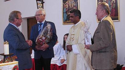 Bild: ld
Nach sieben Jahren übernahm Theo Schreyer (links) das Amt des Mesners von Heinz Dötterl (rechts). Pater Joy Munduplackal und Kirchenpfleger Werner Scharf dankten herzlich und wünschten dem neuen Mesner viel Freude und Gottes Segen bei seiner neuen Tätigkeit.