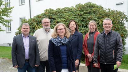 Bild: Gabi Schönberger
Sie freuen sich auf die weitere Zusammenarbeit mit Anita Nacke (Dritte von links): Bürgermeister Karlheinz Budnik, Rektor Gerhard Steiner, Schulamtsdirektorin Elisabeth Junkawitsch, Rektorin Annette Spreitzer-Hochberger und Konrektor Karl Haubner (von links).