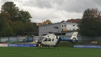 Bild: Polizei
Auf dem Fußballplatz im TuS-Stadion nahm der Suchhubschrauber örtliche Polizeikräfte zur Einweisung bei der Suchaktion auf.