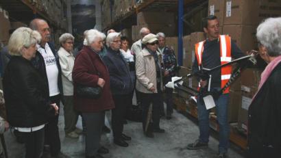 Bild: roh
Herbert Slany hält in der Bauteilelagerhalle eine Kostbarkeit in der Hand, einen Fahrrad-Karbonrahmen - ein Designerstück. Er erläutert, wie wichtig inzwischen das Erscheinungsbild sei.