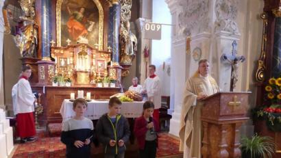 Bild: do
"Laudato Si - Unser gemeinsames Haus" war das Grundthema einer berührenden Eucharistiefeier für die Gemeinden Vorbach und Oberbibrach mit Pfarrer und Prior Adrian Kugler in der Expositurkirche in Oberbibrach. Die Pfarrei lud anschließend zum Helferfest ins Schützenhaus in Oberbibrach.