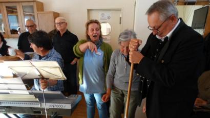 Bild: ct
Zu einem gelungenen Oktoberfest für die Bewohner des Senioren- und Pflegezentrums tragen wesentlich bei (von rechts) Dritter Bürgermeister Heiner Ruppert, Marlies Rumpler, Edda Englhardt, Gerhard Baierl und der Kirchenchor Sorghof mit seinem Chorleiter Gerhard Kraus (sitzend).