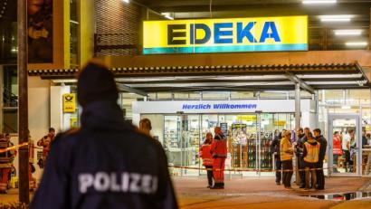 Bild: Armin Weigel/dpa
Einsatzkräfte stehen vor einem Edeka-Supermarkt, vor dem Schüsse gefallen sind. Nach tödlichen Schüssen im niederbayerischen Abensberg kommt der mutmaßliche Tatverdächtige nun in die Psychiatrie.