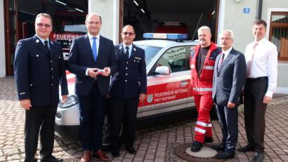 Bild: Hirsch
Kommandant Michael Kerkez, Vorsitzender Andreas Weidmüller, First Responder Georg Ernst sowie die Bürgermeister Karl Bley und Jürgen Kuprat (von links) begrüßten Finanzminister Albert Füracker (Zweiter von links) in der Nittenauer Feuerwache.