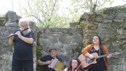 Bild: Erdmute Meißner/exb
Taisteal heißt die Gruppe, die am Donnerstag, 10. Oktober, in der ehemaligen Spitalkirche ein Konzert gibt. Der Erlös der Veranstaltung ist für das Frauenhaus-Projekt des SkF.