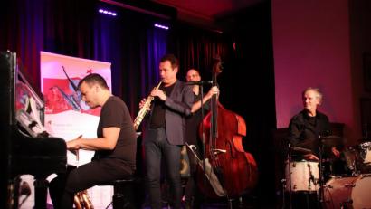 Bild: cog
Vier herausragende Solisten, Pianist Chris Gall, Saxophonist Mulo Francel, Bassist Sven Faller und Schlagzeuger Robert Kainar (von links) verbanden im Seidelsaal Weltmusik und Jazz.
