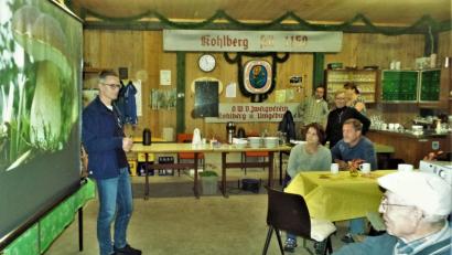 Bild: jml
Nein, so einen Riesensteinpilz wie links auf der Leinwand hat auch Pilzexperte Stefan Hartwig noch nicht gefunden. Die Zuhörer verfolgen gespannt seine Ausführungen.