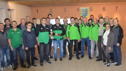 Bild: gz
Den Wanderpokal in Empfang nahm zweiter Schützenmeister Dominik Brenner im Beisein von Sportleiter Florian Frischmann aus Eslarn, Schützenmeister Rudolf Grundler mit Ludwig Nossek aus Waidhaus (Bildmitte nach rechts).
