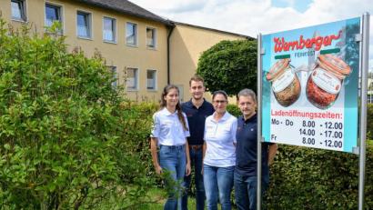 Bild: fdl
Wolfgang Koch (rechts) führt in dritter Generation die Konservenfabrik Wernberg. Hier zusammen mit Ehefrau Marinela, Tochter Larissa und Sohn Johannes.