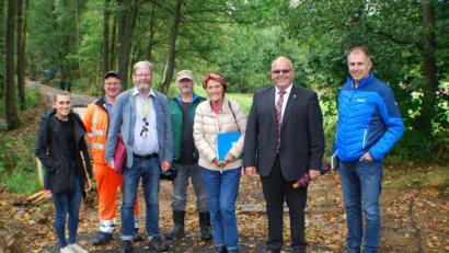 Bild: enz
Baubesprechung am neuen Fuß- und Radweg von der Platzermühle nach Ernestgrün: Markus Schieder vom Ingenieurbüro Zwick, Bürgermeister Klaus Meyer, Dr. Ursula Ocke (Forschungsbüro Balneologie), Bauleiter Klaus Kühnel, Dr. Günther Just (Forschungsbüro Balneologie), Konrad Hart (Bauhofleiter Neualbenreuth) und Bauleiterin Louisa Schnell von der Firma Richard Schulz (von rechts).