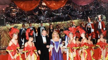 Bild: exb/Hartinger; Repro: Gabi Schönberger
Eine rauschende Ballnacht feiern die Oberpfälzer Landsmannschaften 1987 in München mit ihrem damaligen Vorsitzenden Karl Hartinger (vorne, Dritter von links).