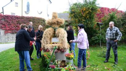 Bild: bey
Die Miesbrunner gestalteten eine wunderschöne Erntekrone auf dem Rund des Dorfbrunnens.