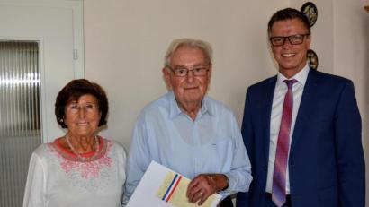 Bild: fdl
Dem Jubilar Franz Ries (Mitte) gratuliert neben seiner Ehefrau Annemarie auch Bürgermeister Hermann Falk zum 90. Geburtstag.
