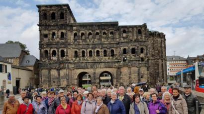 Bild: dob
An der Porta Nigra in Trier legten die Reiseteilnehmer des VdK-Ortsverbands eine Pause ein, bevor es zu weiteren Sehenswürdigkeiten ging.