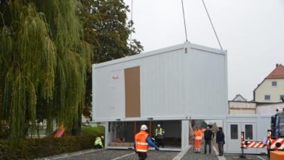 Bild: dob
Ein großer Augenblick für das Evangelische Haus für Kinder Gottfried Sperl. Die Container sind da. Bald ist die Ausweichunterkunft bezugsfertig.