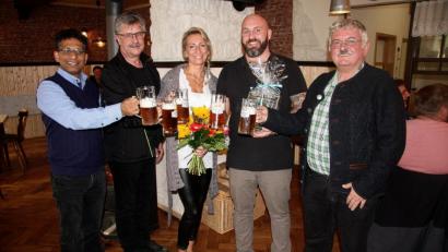 Bild: wro
Aus „Schnapper“ wurde „Zoigl beim Schnapper“. Auf die Eröffnung wurde mit Alt-Reuther Zoigl angestoßen. Im Bild (von links) Pfarrer Joseph, Bürgermeister Wolfgang Braun, Veronika Aksu, Markus Höcht und Rigobert Bergler von der Schlossbrauerei in Reuth.