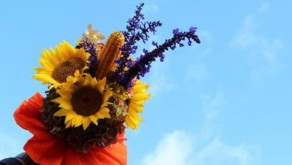 Bild: gri
In manchen Gemeinden der Region ist es Brauch, Erntedankbuschen zu binden. Meistens ist das Aufgabe der Ministranten-Mamas. Die Kinder tragen die Buschen dann beim Kirchenzug in im Gottesdienst mit.