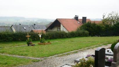 Bild: bey
Das Urnengräberfeld lässt nach Ansicht des CSU-Ortsverbands Tännesberg und des Seniorenbeauftragten Erich Spickenreither jede Würde für die Verstorbenen vermissen. Der Marktrat will zur Gestaltung einen Gartenbau- und Landschaftsfachmann heranziehen.