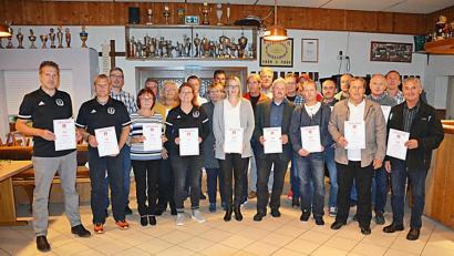 Bild: ü
Die für 40, 30 und 25 Jahre Zugehörigkeit geehrten Mitglieder des Sportclubs Kirchenthumbach.