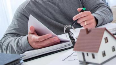 Bild: Christin Klose/dpa
Ein Bauantrag samt Stellungnahmen, Zeichnungen und Erläuterungen bedeutet Papierkram. In digitaler Form soll er künftig Behörden, Architekten und Bauherrn das Leben erleichtern.
