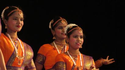 Bild: ubb
Die Mädchen zeigten in wunderschönen Seidengewändern anmutige Choreographien.