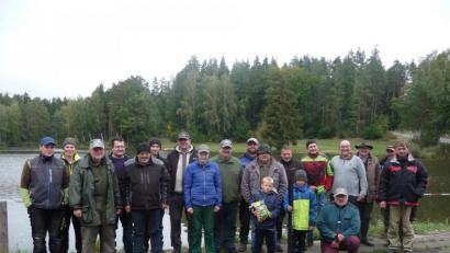 Bild: dob
Am Gröbenstädter Weiher trafen sich die Mitglieder der beiden Fischervereine aus Vohenstrauß und Eslarn zum Angeln. Der Erfolg rückte an diesem Tag eher in den Hintergrund. Vielmehr stand der gemeinsame Spaß an erster Stelle.