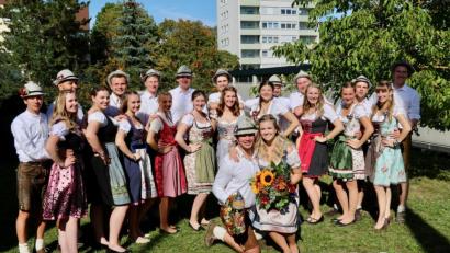 Bild: ads
Das ist der Beweis: Eine zünftige Kirwa gibt es nicht nur am Land und in Stadtteilen wie Ammersricht oder Raigering. Sondern auch mitten im D-Programm vor einem Hochhaus.