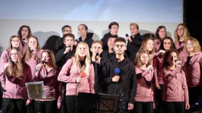 Bild: mng
Chor und Band des Evangelischen Freundeskreises aus Hof berühren mit ihrem Programm "Stärker als die Angst“ das Publikum.