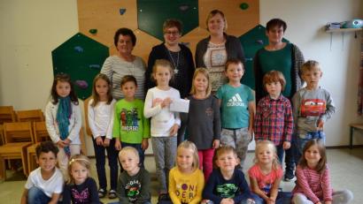 Bild: gi
Der Erlös aus der Tombola beim Etzgersriether Dorffest kam den Kindergarten zugute. Die 2. Vorsitzende Hildegard Balk, Vorsitzende Lisa Ach überreichten das Geld an die Leiterin Veronika Janda mit dabei Schatzmeisterin Christine Höger (von links). Lautstark sagten auch die Vorschulkinder Dankeschön.