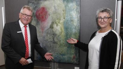Bild: Hirsch
Malerin Manuela Gsödl (rechts) zeigt ihre erste Ausstellung und präsentiert dem Vorstandsmitglied der Sparkasse, Wilfried Bühner (links), ihr Lieblingsbild "Zur Ruhe kommen".