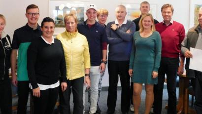 Bild: lst
Spielleiter Reinhold Scharl (r.) ehrte die Gewinner des „Damenwahl-Turniers“ 2019.