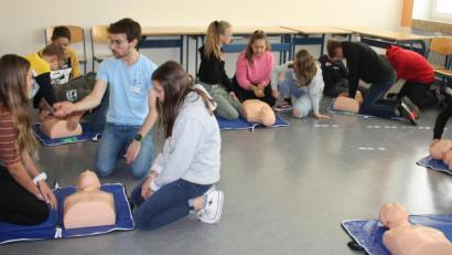 Bild: lg
Der Anästhesist Patrick Holler übt mit den Schülern des Ortenburg-Gymnasiums das richtige Reanimationsverhalten an Puppen.