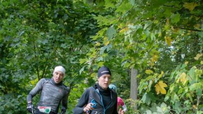 Bild: Tobias Pirzer
Claudia Mai (rechts) auf der Laufstrecke.
