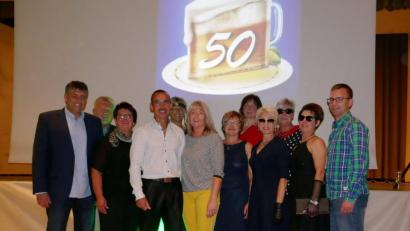 Bild: mor
Anita Hessler (Mitte, mit Ehemann Bernd) feiert ihren 50. Geburtstag. Bürgermeister Edgar Knobloch (links), die Damen der Frauen-Union sowie Vertreter der CSU, Jungen Union und die Gäste gratulieren der engagierten Stadträtin.
