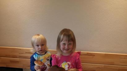 Bild: jr
Ella und Lena freuten sich riesig über die vielen Steinpilze, die sie gemeinsam mit Papa Christian bei einem spontanen Waldspaziergang fanden.