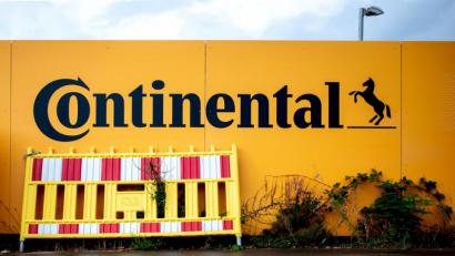 Bild: Hauke-Christian Dittrich/dpa
Eine Absperrung steht an der Baustelle der Konzernzentrale von Continental.