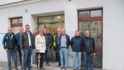 Bild: fg
Der Ausschuss für Bau, Umwelt und Technik nimmt zusammen mit Bürgermeister Hermann Falk (Dritter von links) die Außenstelle der Stadtverwaltung im ehemaligen Sparkassengebäude in Augenschein. Der Zugang ist in den vergangenen Tagen mittels einer Rampe barrierefrei gestaltet worden.