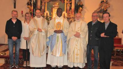 Bild: ral
Pater Robert Makanja (Mitte) wurde als Pfarrvikar vorgestellt. Dazu gratulierten (von links) Kirchenpfleger Karl-Heinz Hofmann, Kirchenpflegerin Melanie List, Pfarrer Gerhard Wagner, Pater Alfred Lindner, Pfarrgemeinderatssprecher Karl Meier und Kirchenpfleger Wolfgang Süß.
