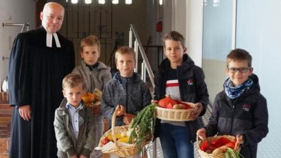 Bild: weu
Die Kinder zogen mit ihren Erntekörbchen gemeinsam mit Pfarrer Norbert Schlinke in die Auferstehungskirche ein.