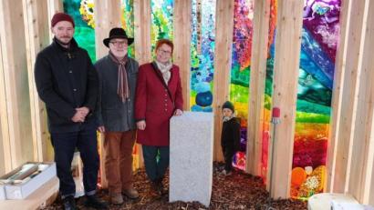 Bild: exb
Künstler Sebastian Strobl (links), der das Bronzekreuz kreiert hat, und Glaskünstlerin Gerti Gerhards, hier mit Wolfgang Gerhards, im Inneren der neuen Kapelle.