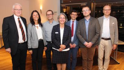 Bild: Kliniken Nordoberpfalz AG, Michael Reindl
Professor Karl-Heinz Dietl (Chefarzt Allgemeinchirurgie), Krankenhausleiterin Claudia Kost, Dr. Mathias Kappl (kommissarischer Leiter Anästhesie), Dr. Alexandra Barthmann (Chefärztin Traumatologie, spezielle Chirurgie, Endoprothetik) , Dr. Svend Hofmann (Sektionsleiter Unfallchirurgie), Dr. Josef Pova (Innere Medizin) und Dr. Rafael Ulrych (Chefarzt Innere Medizin, von links) informierten die niedergelassenen Ärzte über das Spektrum am Krankenhaus Tirschenreuth.