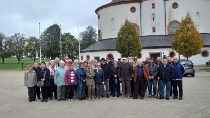 Bild: mad
Waldsassen und Konnersreuth hatte der Ausflug der Pfarreiengemeinschaft als Ziel. Das Bild zeigt die Ausflugsgruppe vor der Kappel in Waldsassen.
