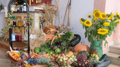 Bild: do
Der Katholische Frauenbund gestaltet einen bunten Erntealtar mit einem großem Sortiment an Früchten aus Feld und Garten.